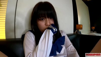 18-vuotias japanilaistyttö, jolla on pienet tissit, roiskuu ja orgasmin saa sormipanolla ja seksilelulla. Aasialaistyttö koulun cosplay-asussa antaa suihinottoja amatöörivideolla. Mao 7 OSAKAPORN.